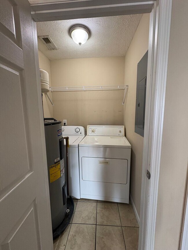 Building Photo - 2 bedroom 2 Bath Apartment