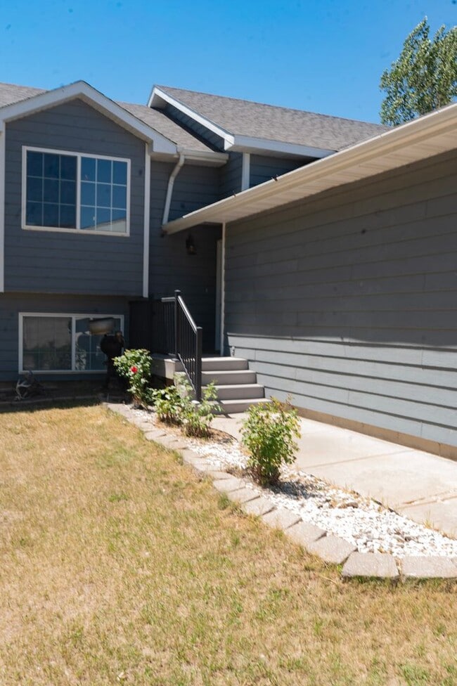 Building Photo - 549 Hanover Dr