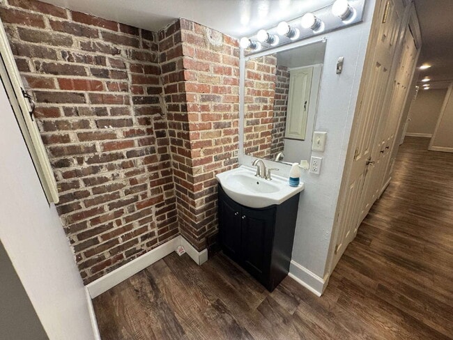 Building Photo - BIG SPACE. MODERN COMFORT. UNBEATABLE VALUE: 3 Bed, 2 Bath Duplex Delight!