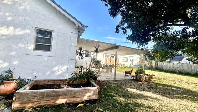 Building Photo - 620 Winters St