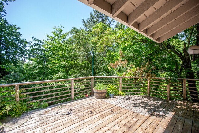 Building Photo - Mid Century 3 Bedroom Home Available Now i...