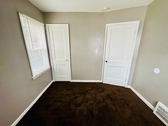 Building Photo - 3 Bedroom 1 Bath 2 Car Garage Welcome Sect...