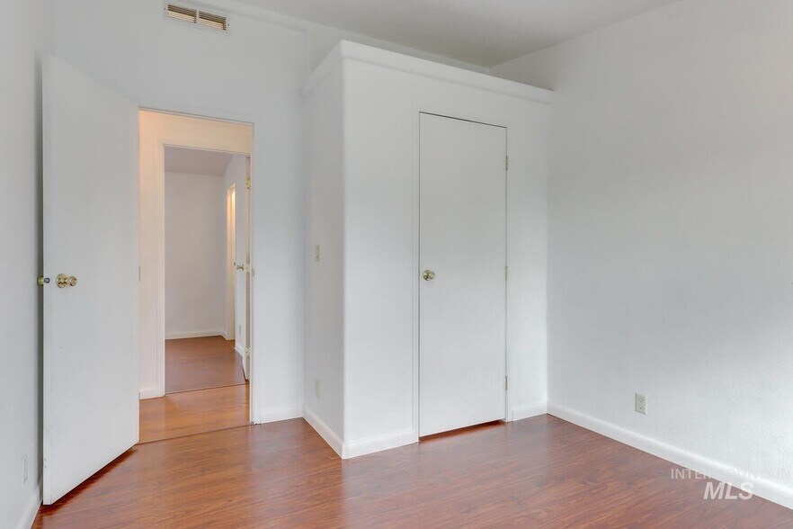 Building Photo - 2107 S Phillippi St