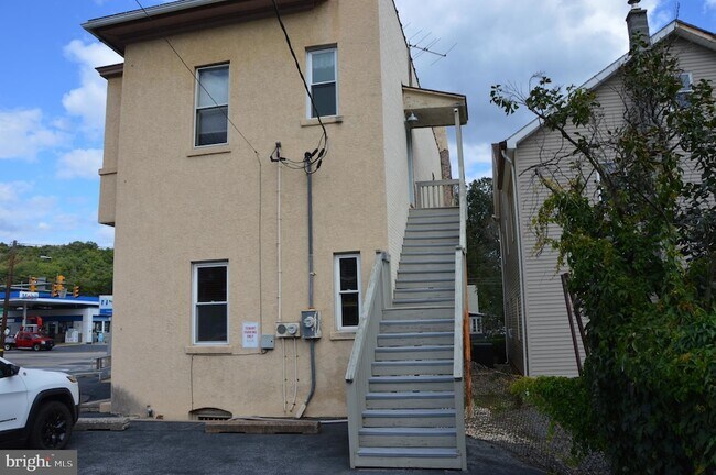 Building Photo - 3 S Sillyman St