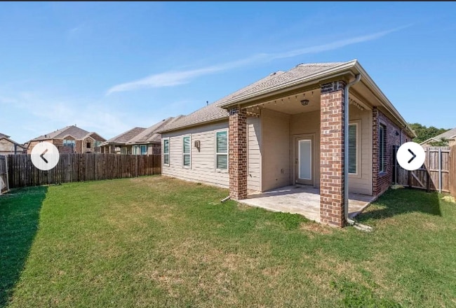 Building Photo - 2025 Lake Vista Dr