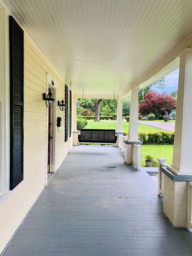 Building Photo - Plum Street-3 bedroom/2 bath home with large rocking chair front porch!