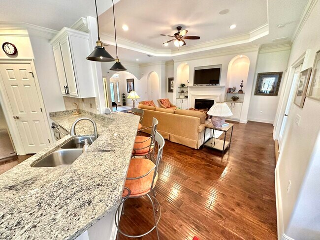 Building Photo - 206 E Pinehurst Dr