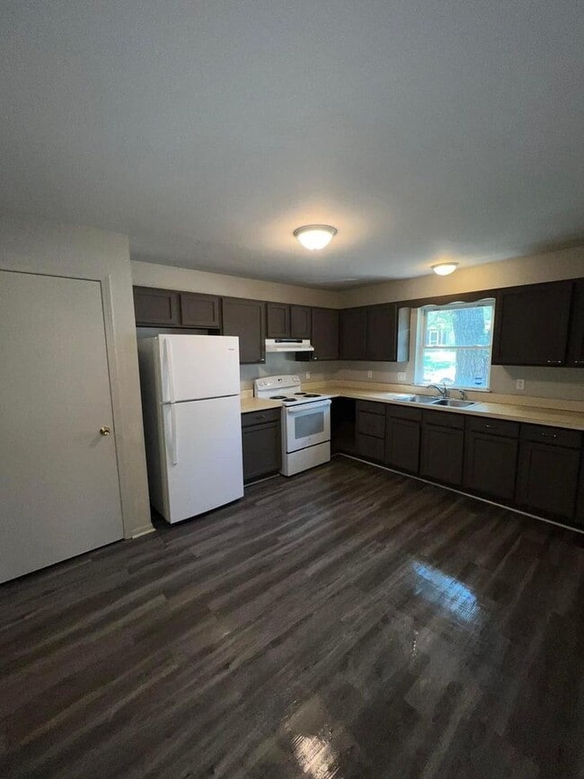 Building Photo - 658 Brower St