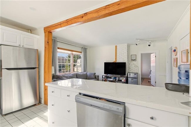 Building Photo - 13 Holland St