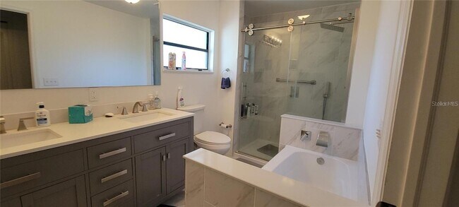 Building Photo - 416 W Howry Ave