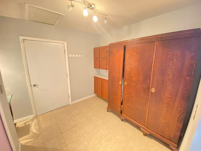 Building Photo - 4955 Southfork Ranch Dr