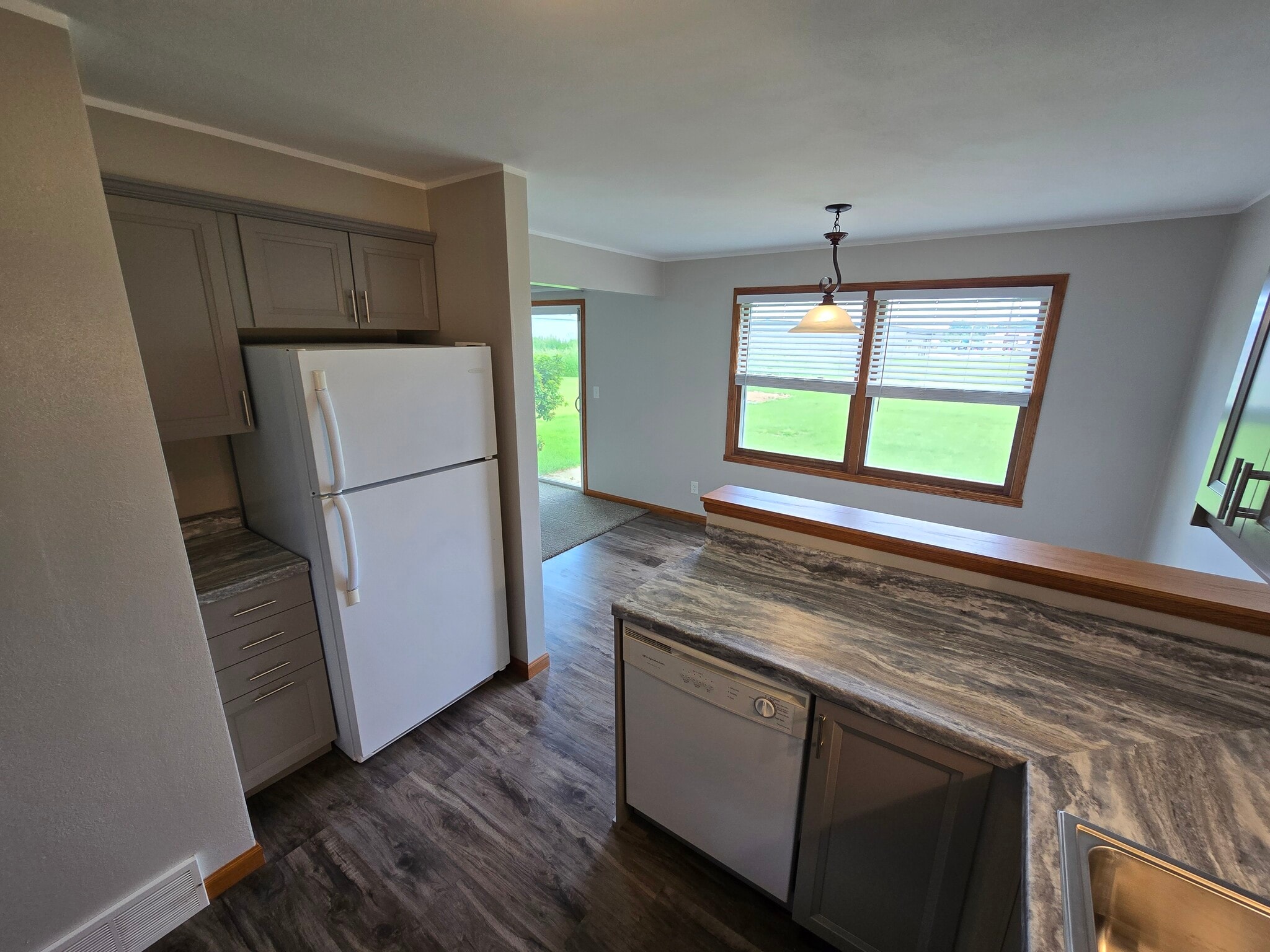 Kitchen - 2129 Country Ln
