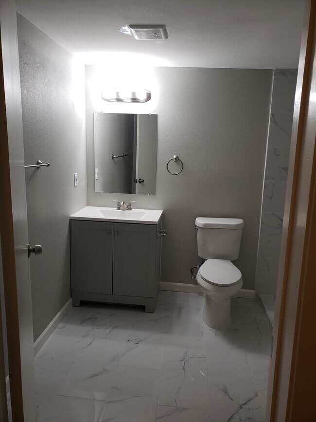 Primary on suite - 226 S Iowa St