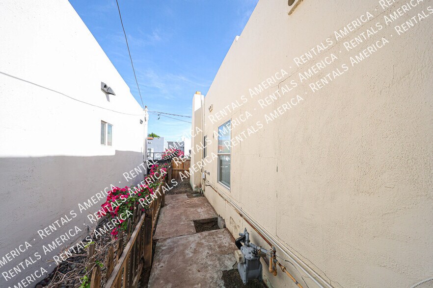 Building Photo - 713 N 9th St