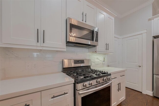 Building Photo - 854 W 20th St