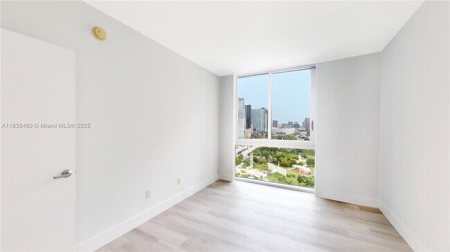 Building Photo - 325 S Biscayne Blvd