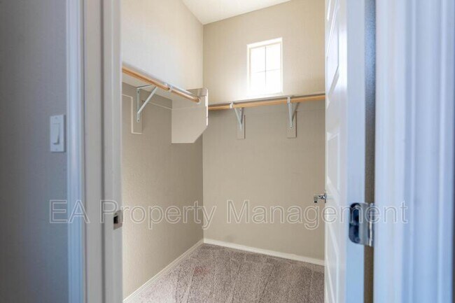 Building Photo - 827 Mesa Roja Trail NE