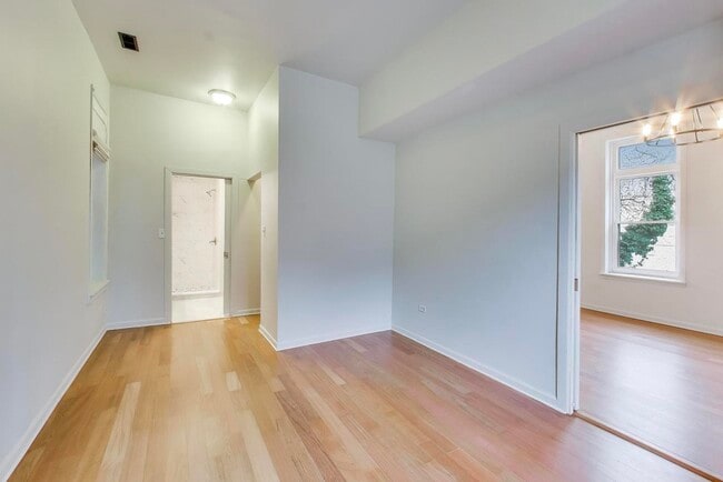 Building Photo - 600 N May St