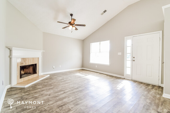 Building Photo - Bright 3 Bedroom Home