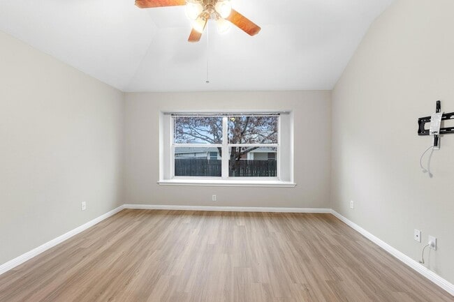 Building Photo - 2205 Speidel Dr