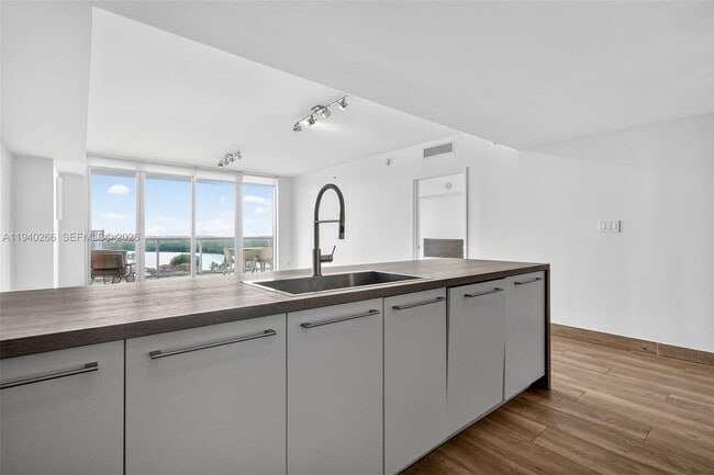 Building Photo - 400 Sunny Isles Blvd