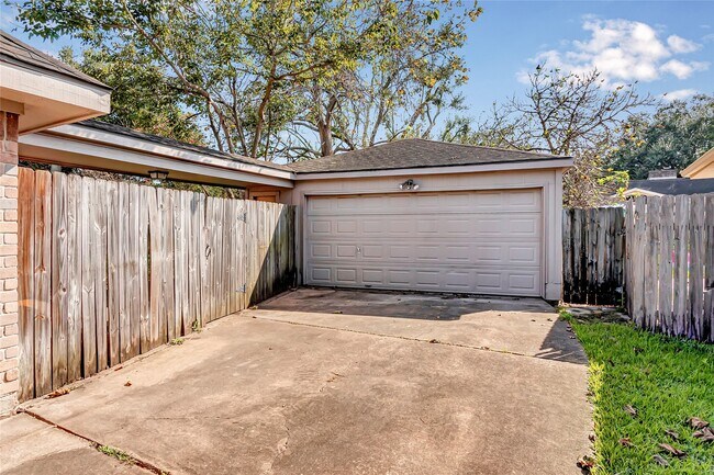 Building Photo - 2710 Green Fields Dr