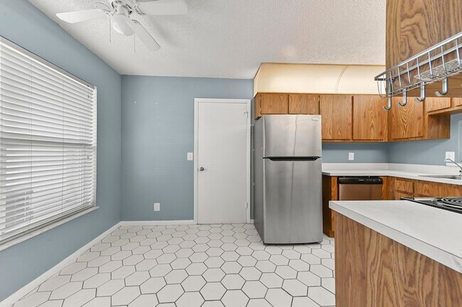 Building Photo - 8495 Lakepoint Ct