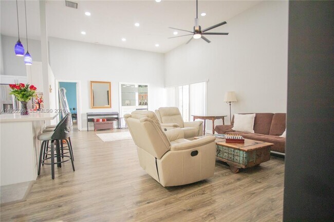 Building Photo - 523 Leslie Dr