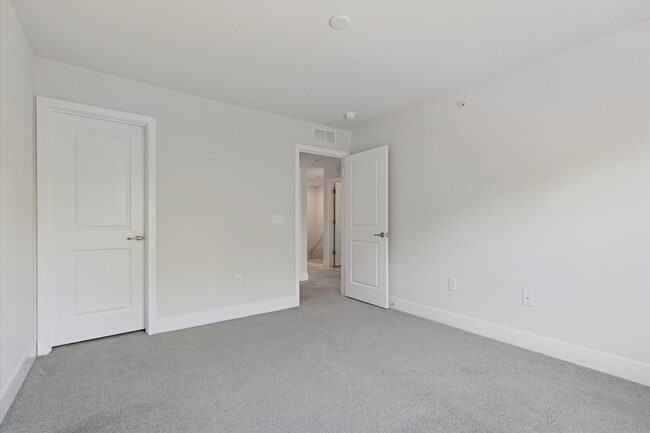 Building Photo - 3 Bedroom, 2.5 Bath Townhome in Steelpoint...