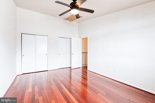 Building Photo - 8008 Valley Manor Rd