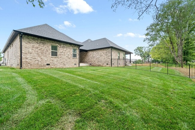 Building Photo - Pet Friendly in Sango!
