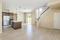 Building Photo - Updated 4-Bedroom Townhouse in Prime Porte...