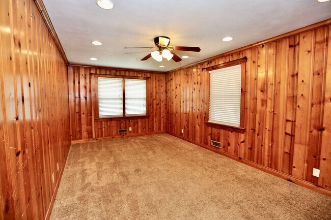 Building Photo - AVAILABLE EARLY MAY, Charming ranch home with front porch in Castle Heights!