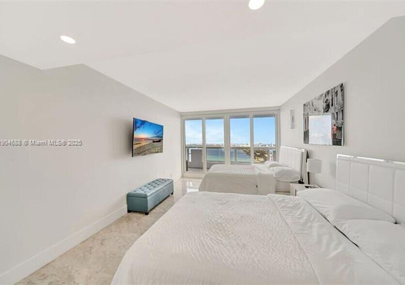 Building Photo - 1717 N Bayshore Dr