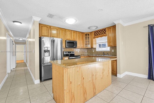Building Photo - 2400 SW 103rd Ct