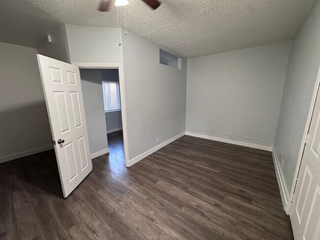 Building Photo - Charming 1 Bed 1 Bath Unit - Move in Speci...
