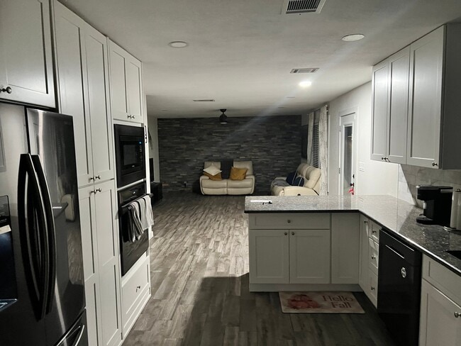 Building Photo - 303 Cluck Creek Trail