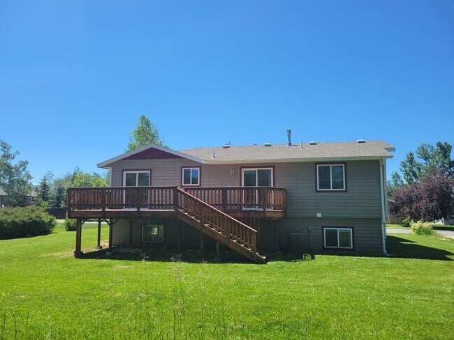 Building Photo - 4 bedroom 2 bath home in Bozeman with double attached garage