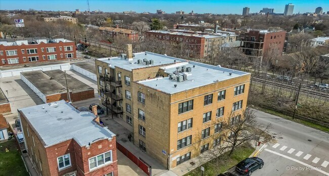 Building Photo - 6146 N Ravenswood Ave