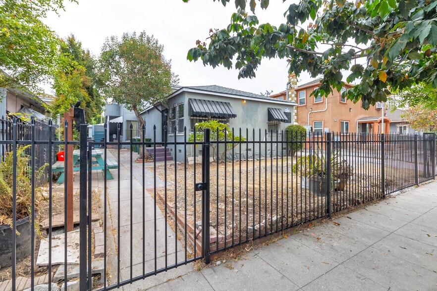 Building Photo - 1723 W 35th Pl