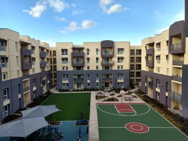 Building Photo - 200 E 10th St