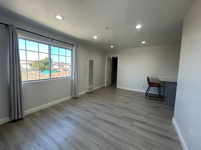 Building Photo - Newly Renovated 3 Bed / 2.5 Bath Apartment for Rent – Prime Huntington Beach Location!