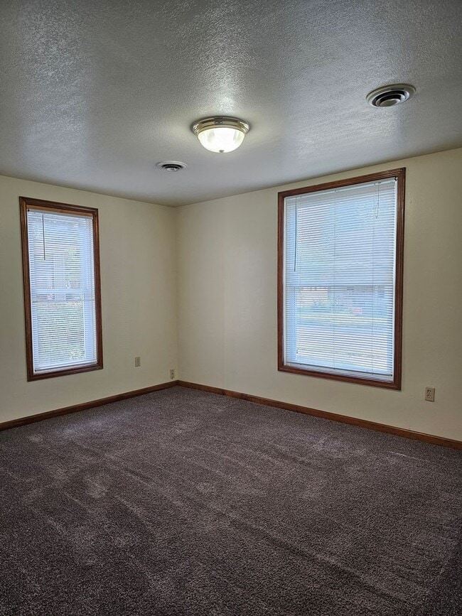 Building Photo - Large Home in Heart of BG