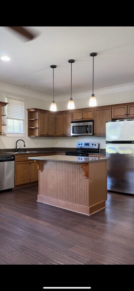 Building Photo - Super Cute Creekside Cottage