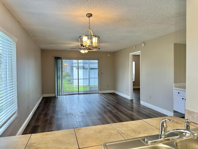 Building Photo - First Floor 2/2 Condo at Pine Shadows in O...