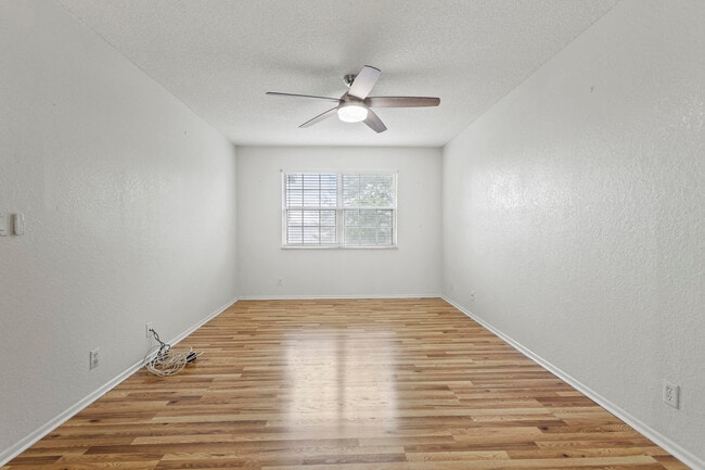 Building Photo - 1507 SE Royal Green Cir