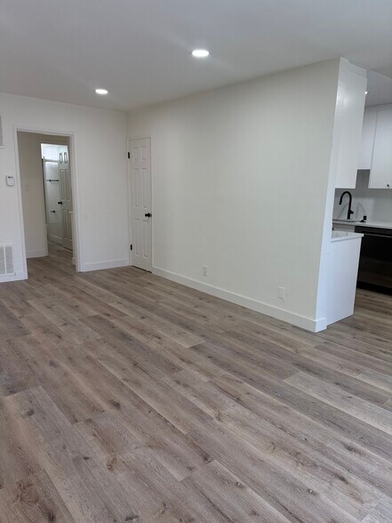 Building Photo - 11833 Goshen Ave