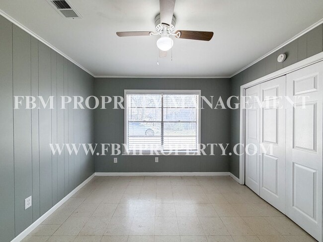 Building Photo - 300 E San Saba Ave