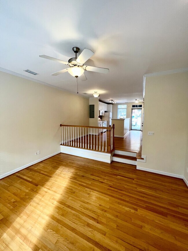 Building Photo - 2 Bedroom Townhome
