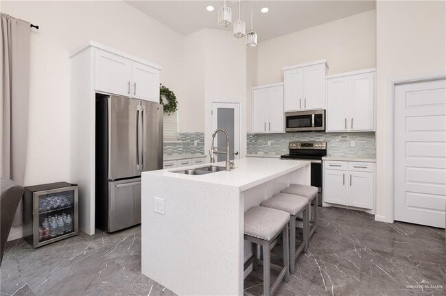 Building Photo - 405 Stella Dr